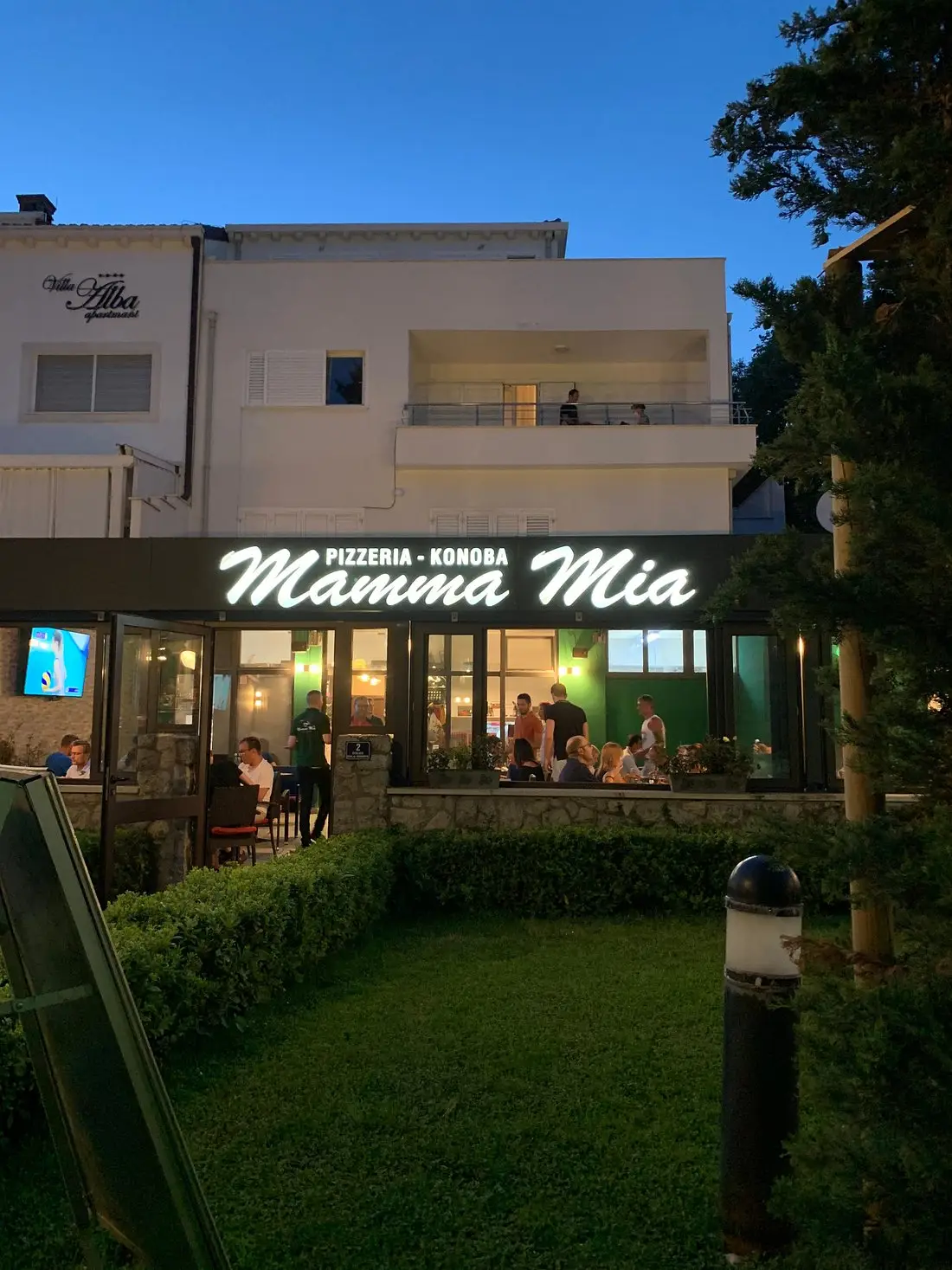 Outside view of pizzeria