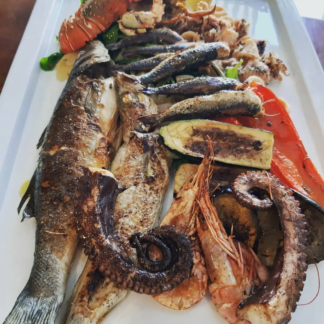 Fish on a plate vith vegetables