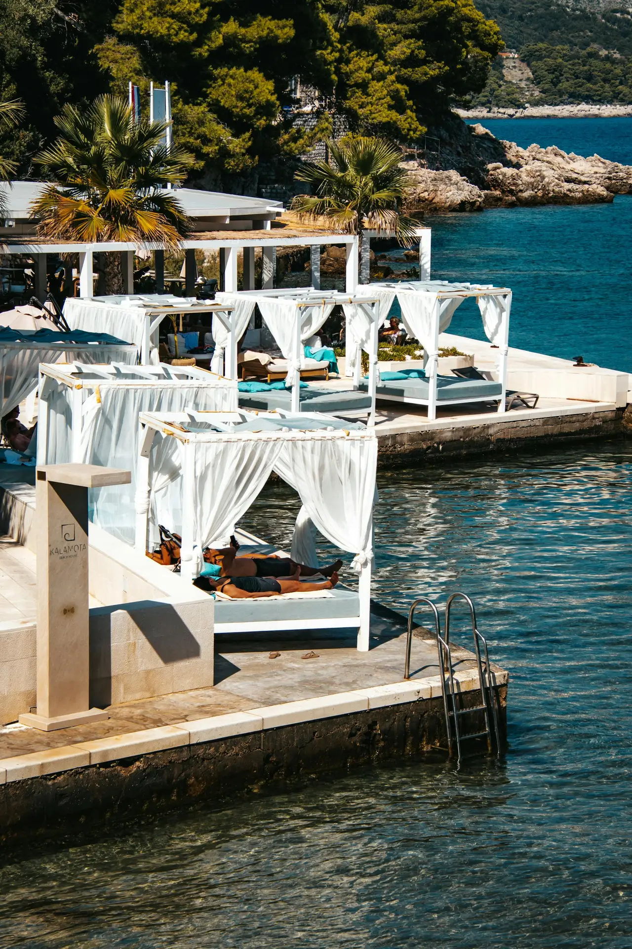 Beach beds next to the seawater
